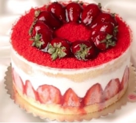 Taptaze Çileklerle Süslenmiş Mois Pasta